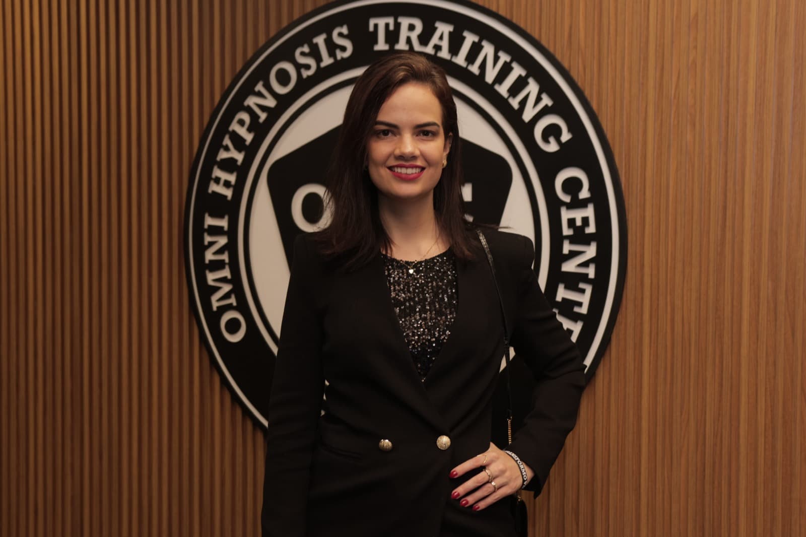 Rafaela Mendes — co-fundadora da OMNI Brasil, com selo OMNI ao fundo